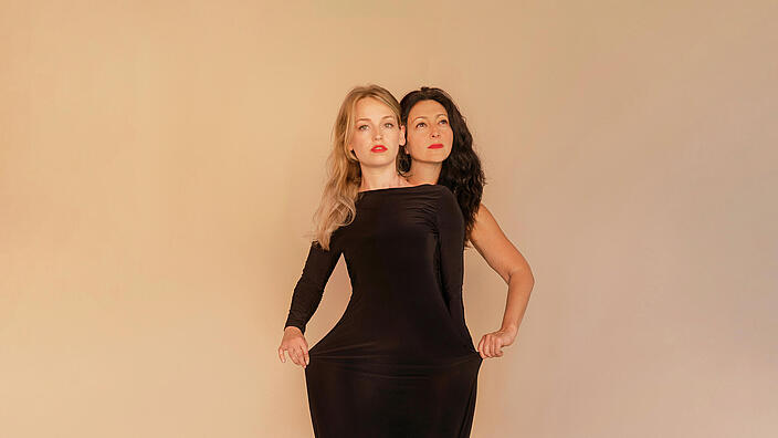 Zwei Frauen in schwarzen Kleidern