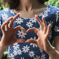 Die FSJlerin Leona formt ein Herz mit beiden Händen