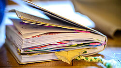 dickes Notizbuch mit Zetteln