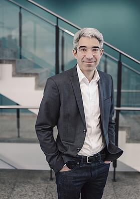 Portraitfoto von Dr. Jonas Fansa
