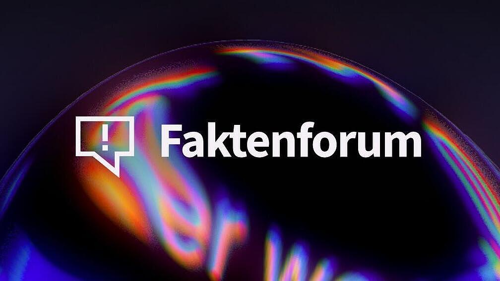 Bild mit verschwommener Computerschrift, einem Ausrufezeichen-Piktogram und dem Text Faktenforum