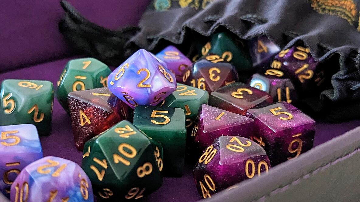 Verschiedene Würfel die Dungeons and Dragons symbolisieren sollen