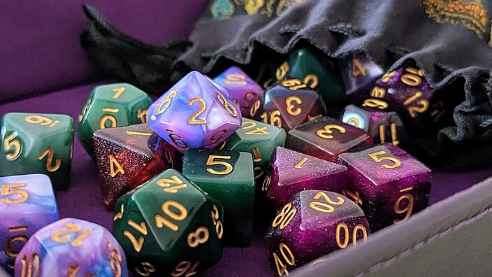Verschiedene Würfel die Dungeons and Dragons symbolisieren sollen
