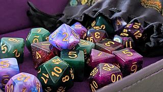 Verschiedene Würfel die Dungeons and Dragons symbolisieren sollen