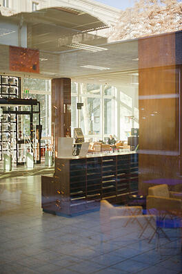 Foyer der BStB aus dem Innenhof aufgenommen durch die Glasscheibe