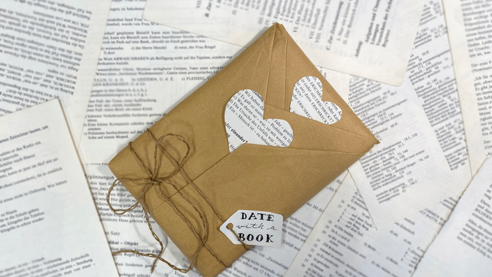 Ein hübsch verpacktes Buch mit Schleife und Geschenkanhänger