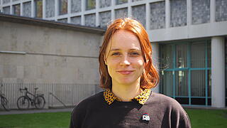 Portrait von Jenny vor der AGB