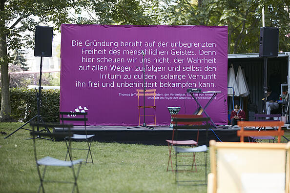 Veranstaltung auf der Wiese der AGB - Blick auf die Bühne mit lila Backdrop