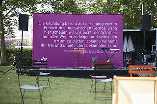 Veranstaltung auf der Wiese der AGB - Blick auf die Bühne mit lila Backdrop
