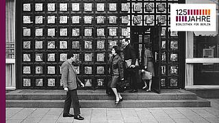 Schwarz-weiß Foto des Haupteingangs der Berliner Stadtbibliothek