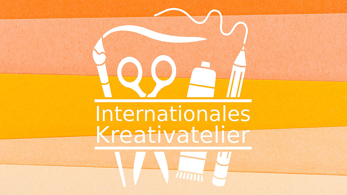 Gezeichneter Pinsel, Schere, Kleber und Stift vor einem Hintergrund in warmen Farben. Text: Internationales Kreativatelier
