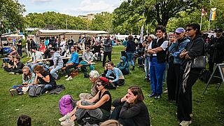 Foto von Personen auf einer Wiese