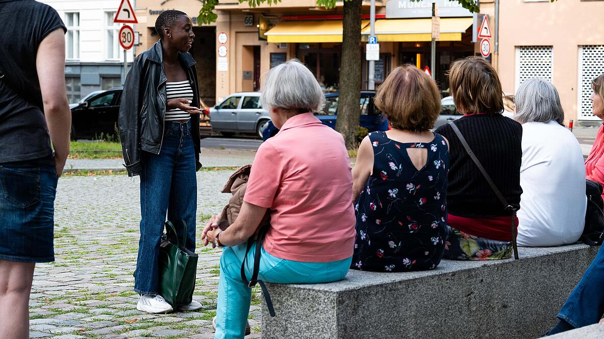 Justice Mvemba vor einer Gruppe bei einer Stadtführung in Berlin