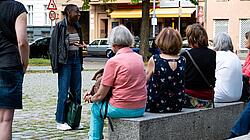 Justice Mvemba vor einer Gruppe bei einer Stadtführung in Berlin