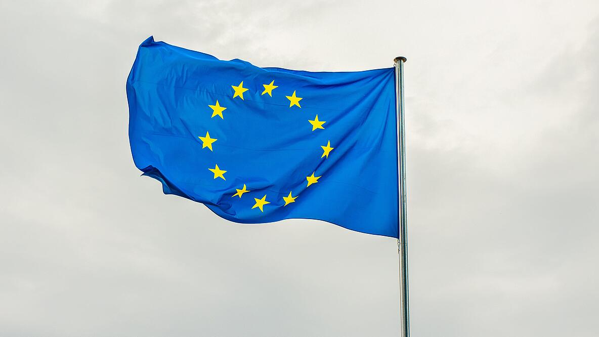 Die Europaflagge weht im Wind