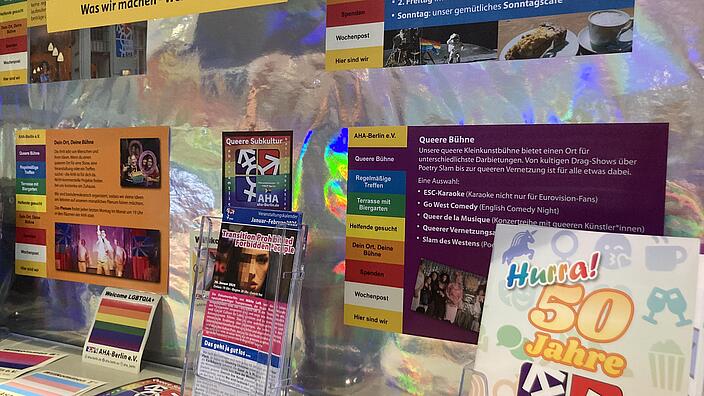 Foto des Regals "Queerfenster" mit Auswahl queerer Medien zum Thema AHA
