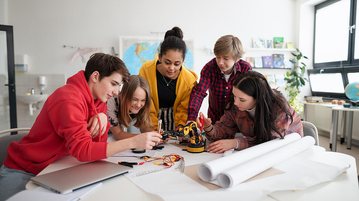 Schülergruppe in einem Workshop