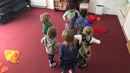 Kinder bilden einen Kreis