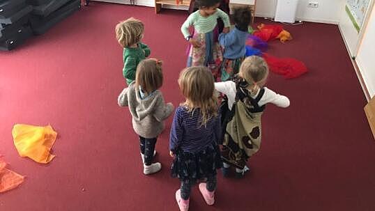 Kinder bilden einen Kreis