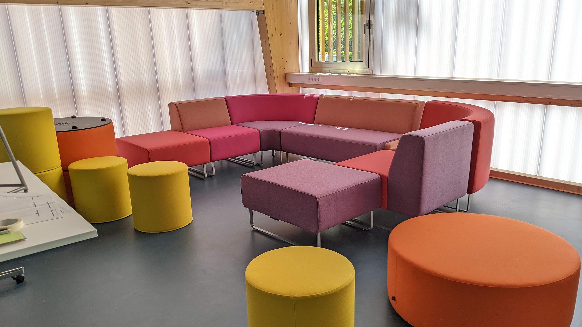 Eine bunte Sitzecke im PopUp Gebäude