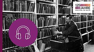 Schwarz-Weiß Foto von Mann im Bücherarchiv