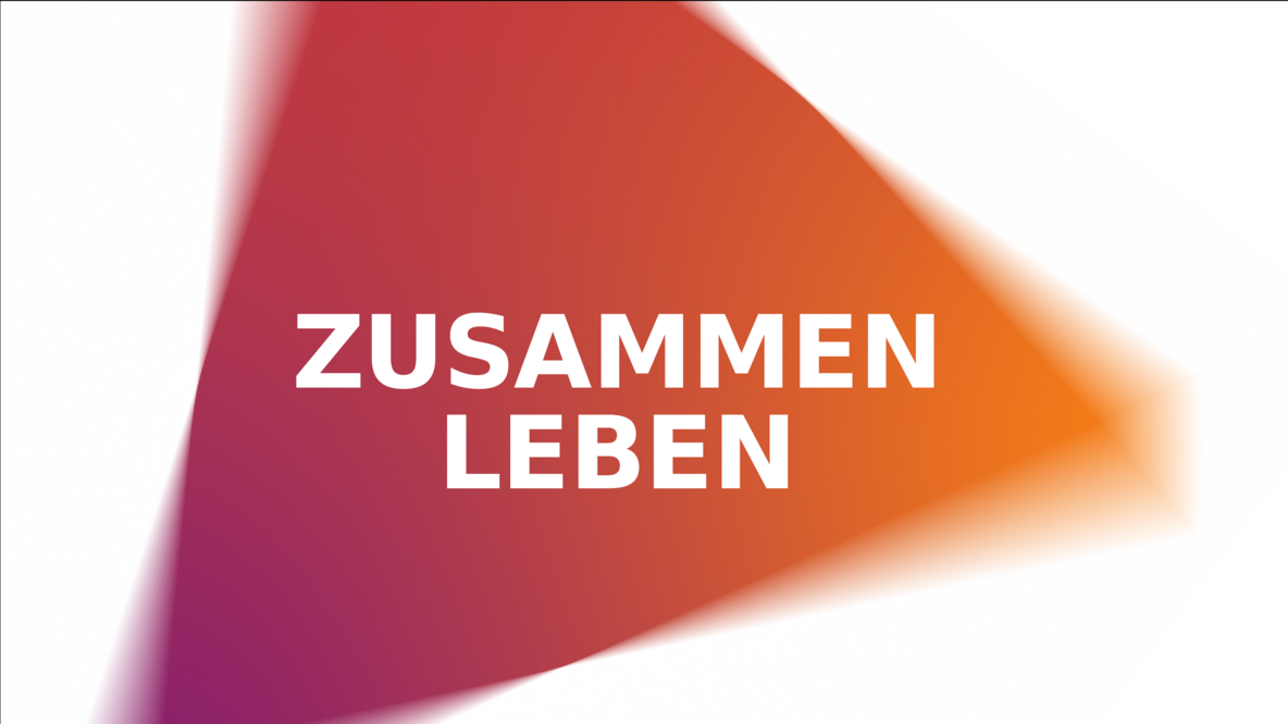 Grafik mit angeschnittenem unscharfen Dreieck in einem bunten Farbverlauf und weißem Text "Zusammenleben" in der Mitte