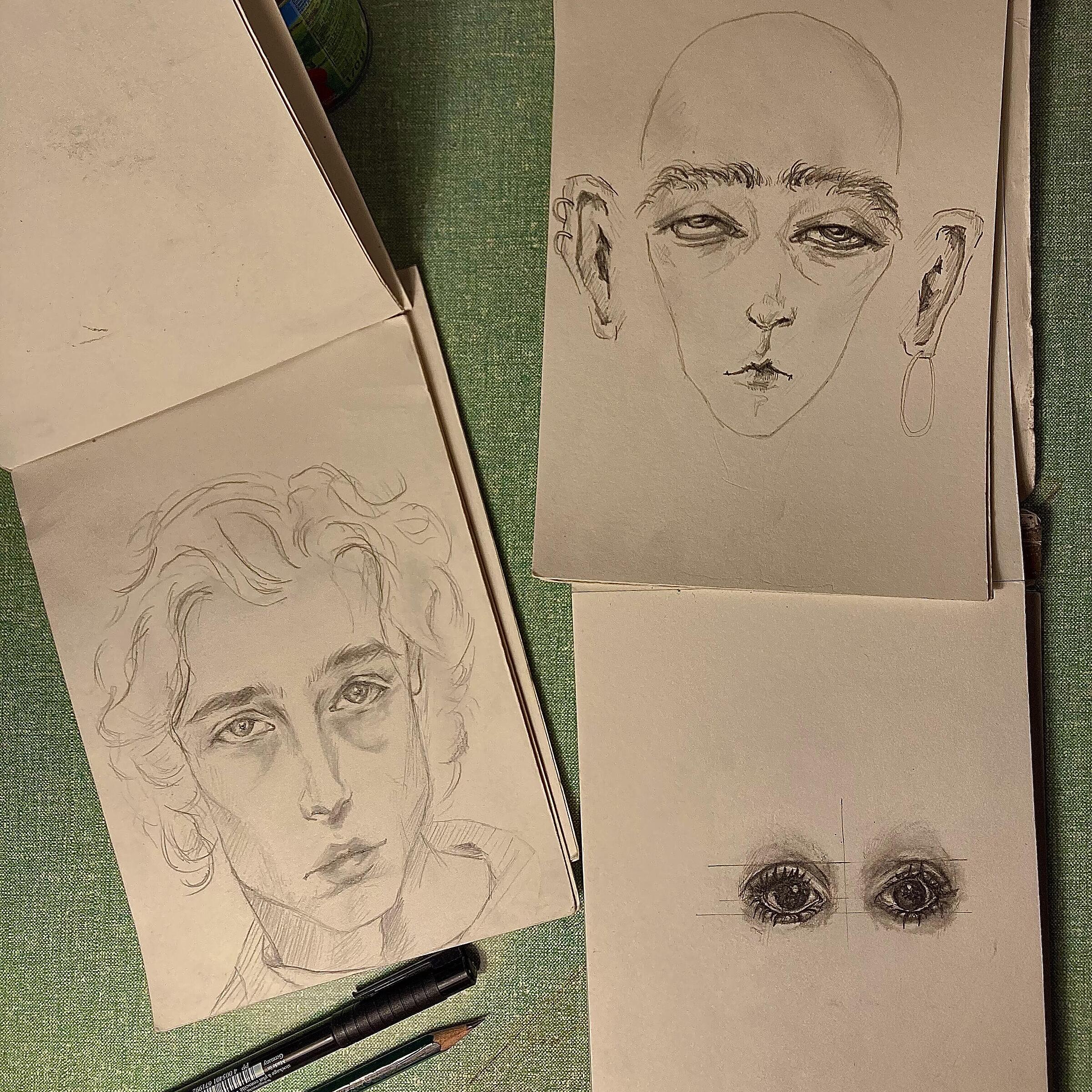 Foto von drei Zeichnungen, die Milena angefertigt hat, davon zwei Portraits und eine Skizze eines Augenpaares