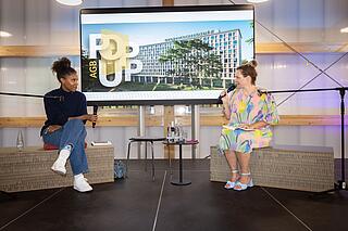 Foto von den Autorinnen Josephine Apraku und Mareice Kaiser im Gespräch im AGB PopUp