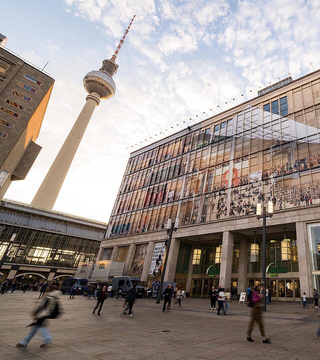 Foto von Alexanderplatz mit Gebäude, das als Bibliothek an der Fassade beklebt ist