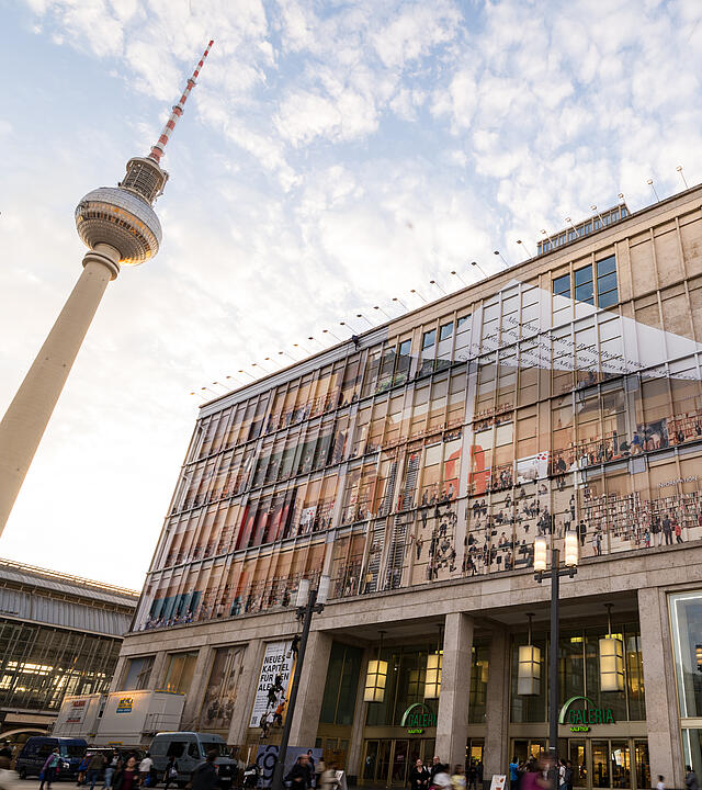 Foto von Alexanderplatz mit Gebäude, das als Bibliothek an der Fassade beklebt ist