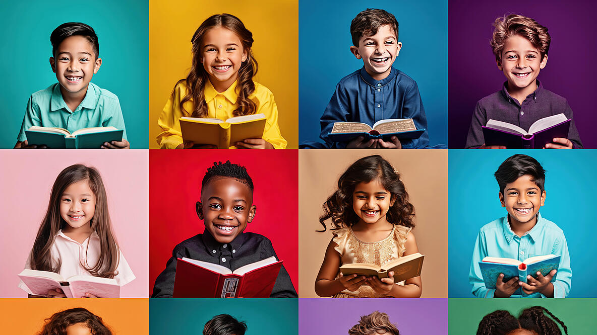 viele lachende Kinder mit Buch in der Hand