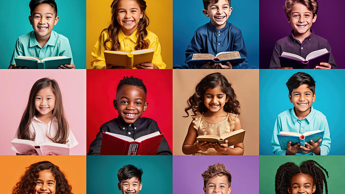 viele lachende Kinder mit Buch in der Hand
