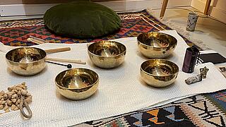 Fünf Klangschalen auf einer Decke