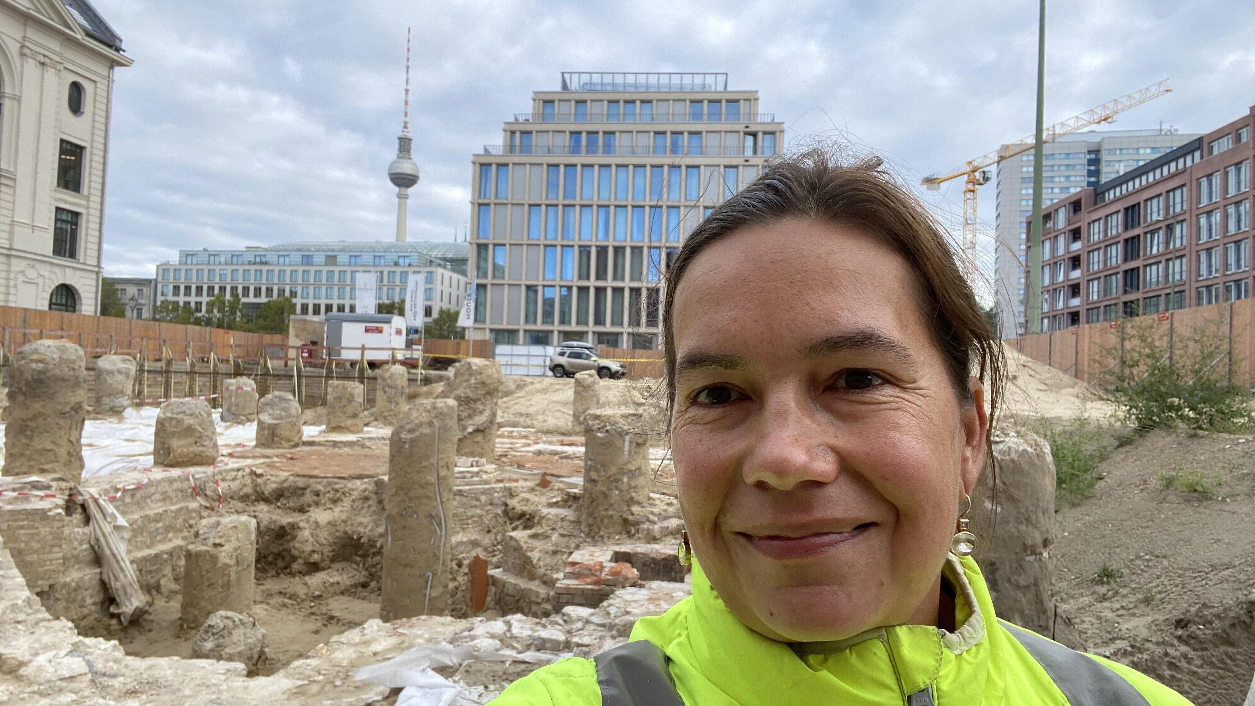 Archäologin Claudia Melisch vor einer ihrer Ausgrabungsstätten in Berlin.
