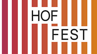 Gestreifter, bunter Hintergund mit der Aufschrift Hoffest