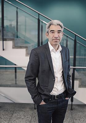 Portraitfoto von Dr. Jonas Fansa