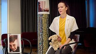 Foto eines Theaterstückes mit Yael Schüler