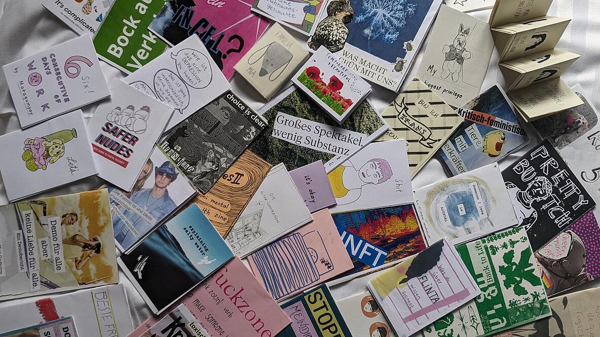 Verschiedene bunte Zines auf einem Tisch ausgebreitet