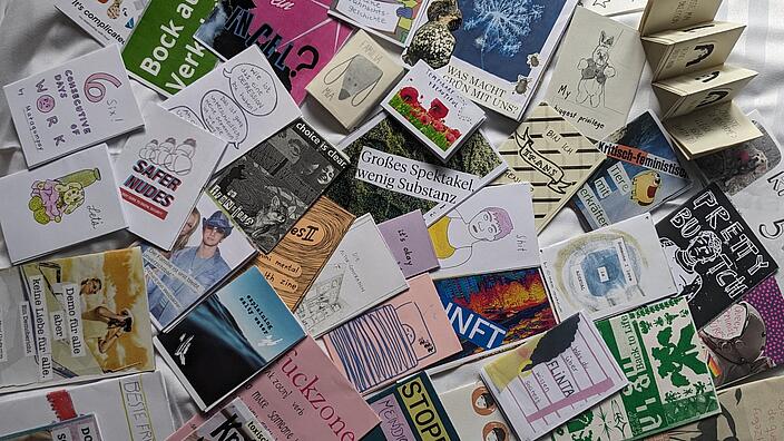 Verschiedene bunte Zines auf einem Tisch ausgebreitet