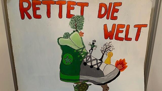 Ein brennender Turnschuh der die Welt symbolisiert