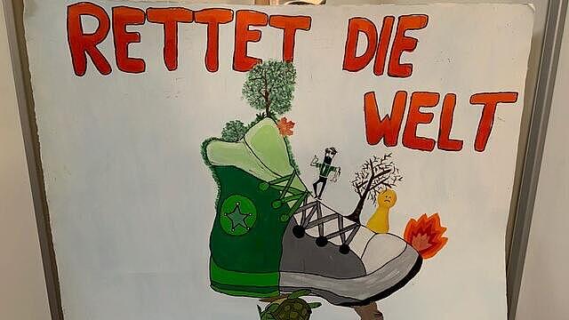 Ein brennender Turnschuh der die Welt symbolisiert