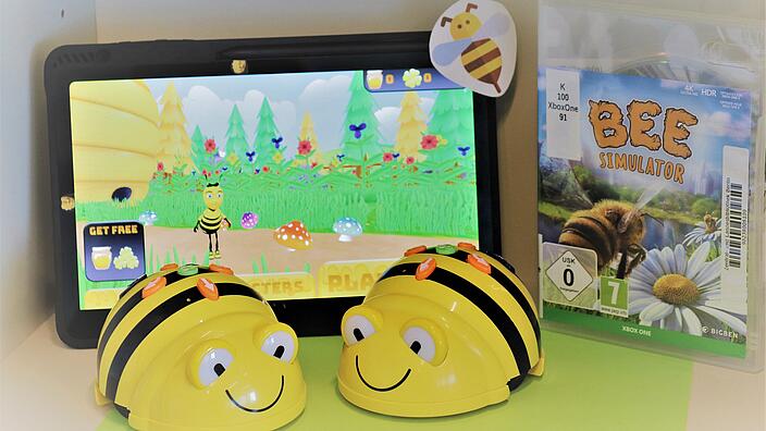 Zwei Bienen aus Plastik vor einem Tablet 