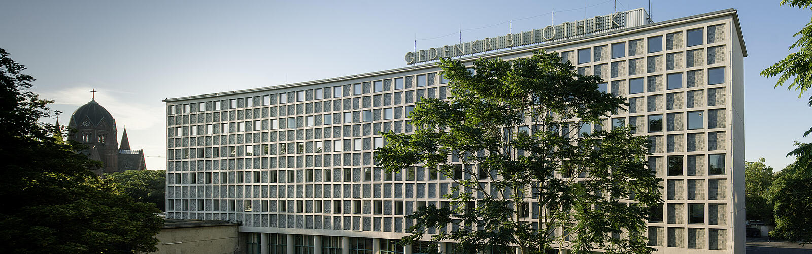 Außenansicht der AGB in der Sonne aus erhöhter Position