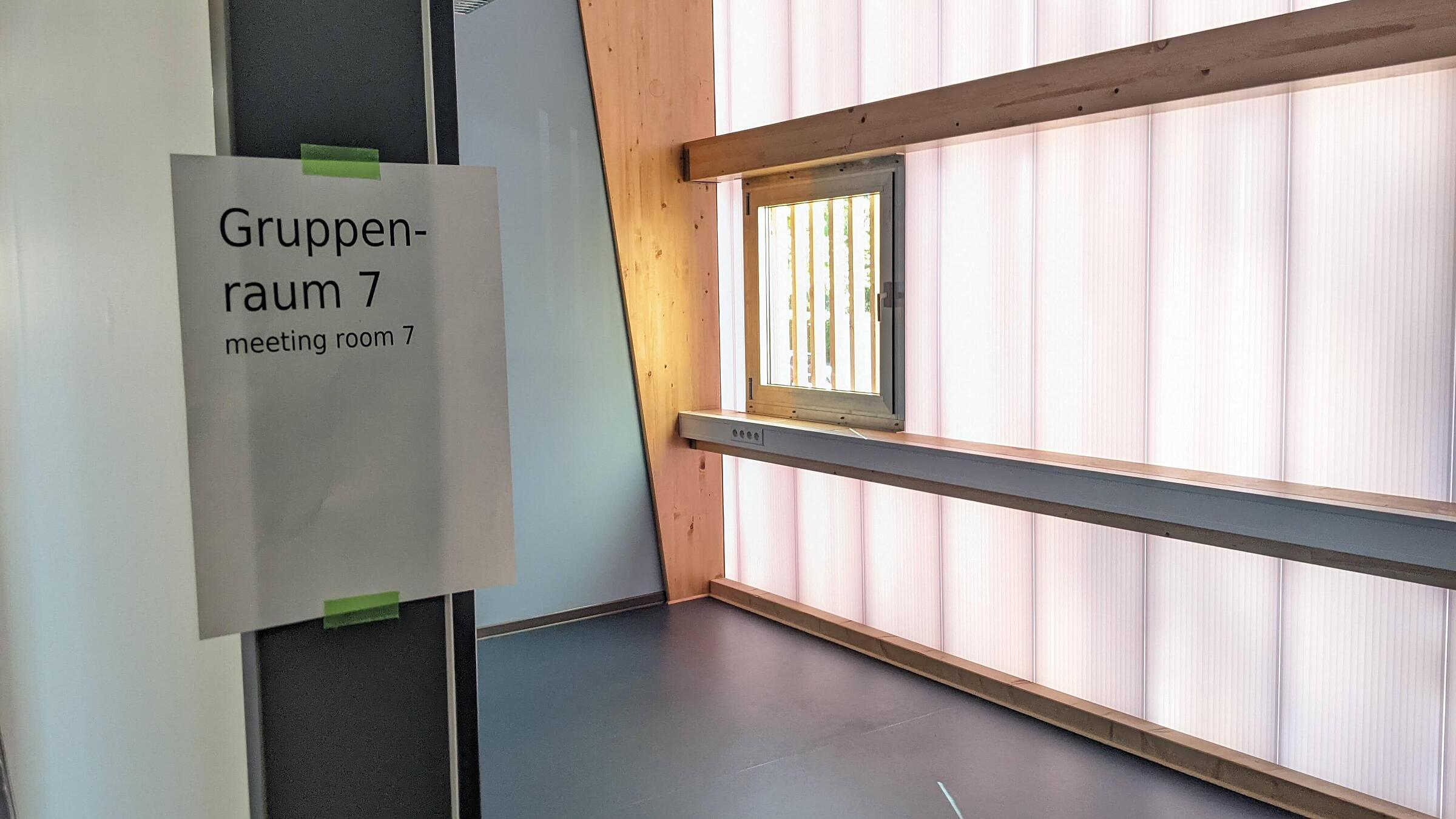 Ein einzelner Raum im PopUp Gebäude, am Türrahmen klebt ein Schild auf dem steht "Gruppenraum 7"