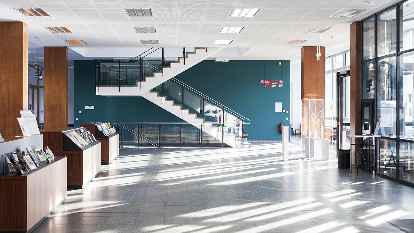 Das sonnendurchflutete Foyer der Berliner Stadtbibliothek