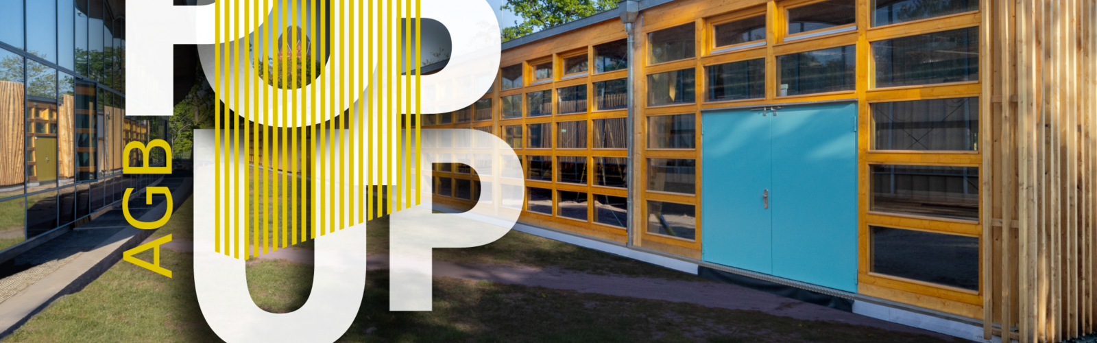 Foto vom AGB PopUp auf der rechten Seite und links daneben die Amerika-Gedenkbibliothek. Auf der linken Seite ist außerdem das Logo in weiß-gelb zusehen: AGB PopUp