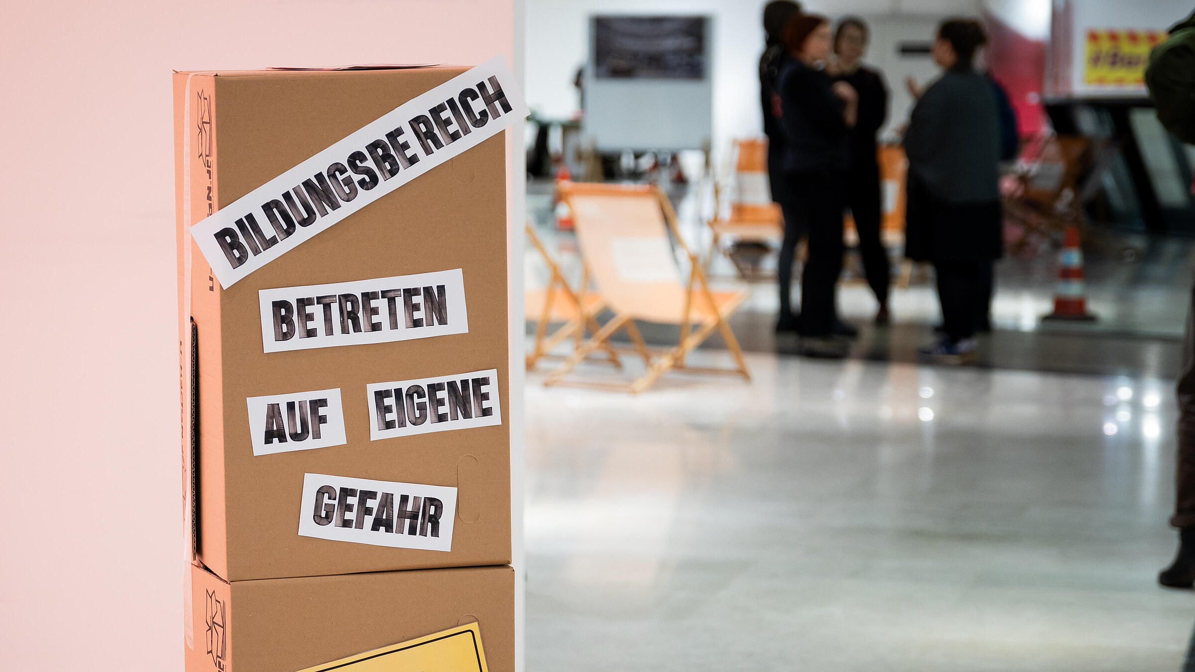 Foto von Umzugskarton im Q207 mit der Aufschrift "Bildungsbereich Betreten auf eigene Gefahr"