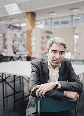 Portraitfoto von Dr. Jonas Fansa