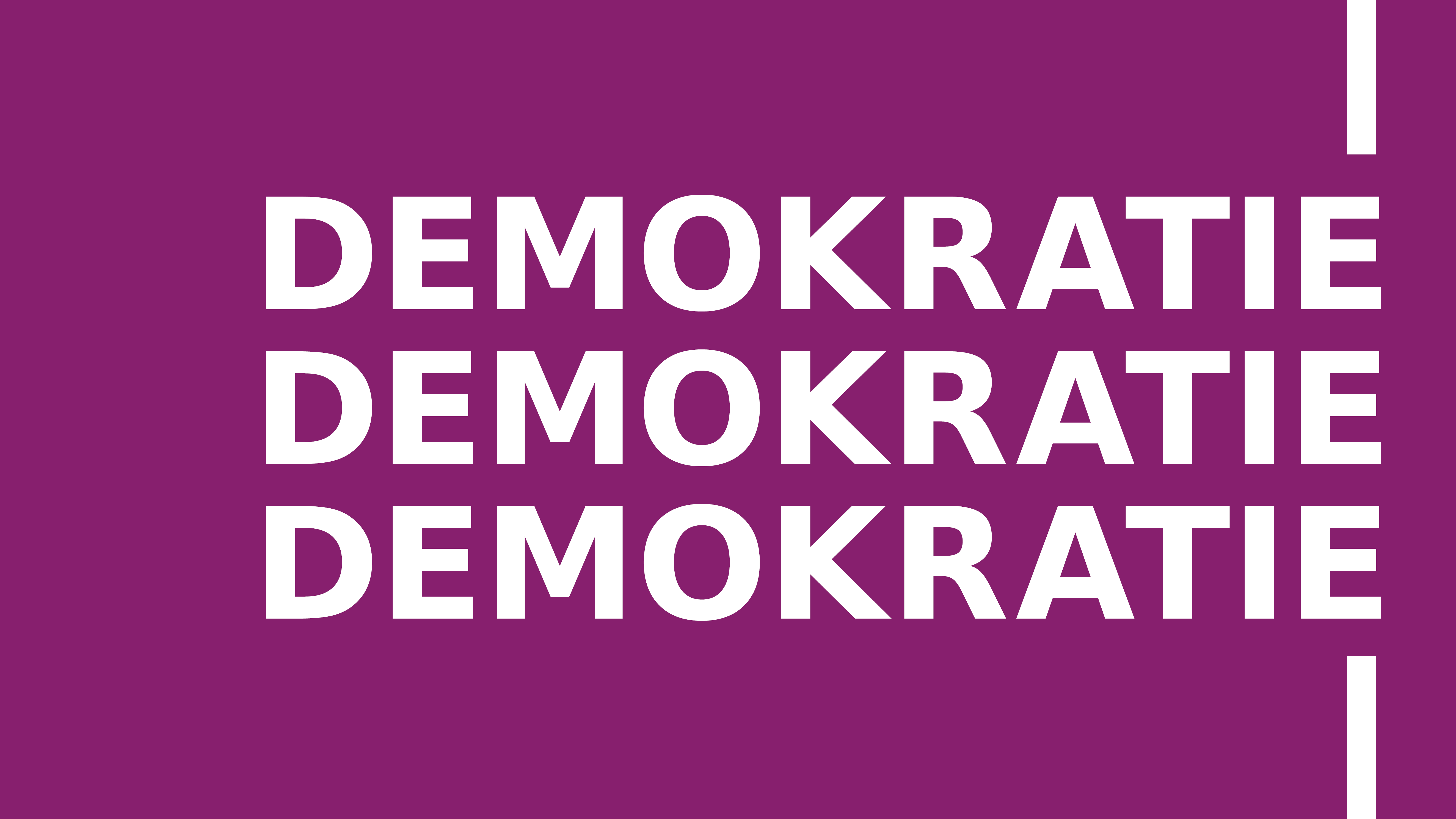 Grafik mit lila Hintergrund und mit weißer Schrift Demokratie drei Mal untereinander geschrieben