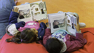 Foto von lesenden Kindern